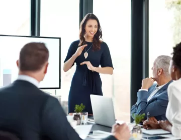 Depositphotos_742987846_L-woman presenting in sm group